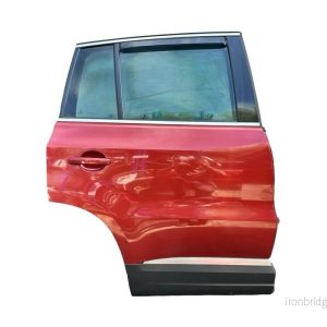 VW Tiguan 5N facelift r.v. 2016 vínová metalíza Wild Cherry Red kód barvy LA3T pravé zadní dveře 5N0833056A S5VX3T87256 VW Tiguan 5N facelift r.v. 2016 vínová metalíza Wild Cherry Red kód barvy LA3T pravé zadní dveře 5N0833056A S5VX3T87256