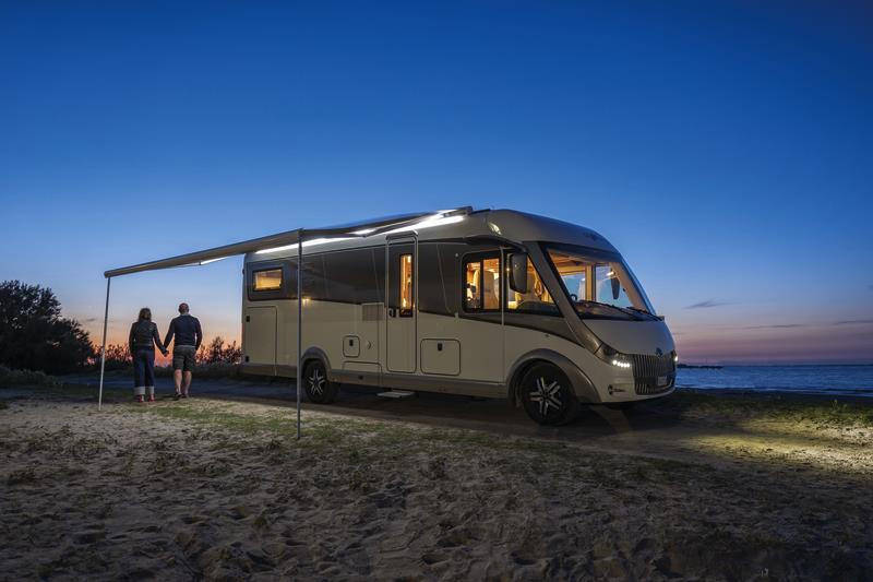 Markýza střešní Fiamma F80L 550 (5,47 m, výsuv 275 cm, polární bílá, královská modř) 306210