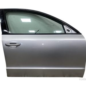 Škoda Superb 2 sedan r.v. 2012 stříbrná metalíza kód barvy LA7W 9156 8E8E pravé přední dveře 3T0831056 S5VX3T47150