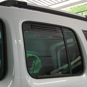 Mřížky větrací okenní Airvent pro Mercedes Citan a Renault Kangoo (sada 2 ks do zadních bočních oken se stahovacím mechanismem, hliník, černá) 304975 Mřížky větrací okenní Airvent pro Mercedes Citan a Renault Kangoo (sada 2 ks do zadních bočních oken se stahovacím mechanismem, hliník, černá) 304975
